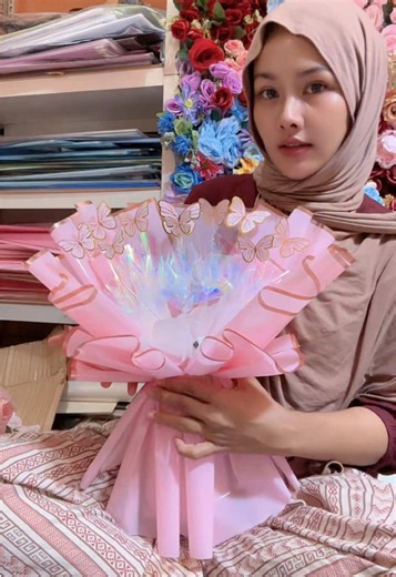 Buket Kupu-Kupu LED: Cara Membuat Buket Cantik dan Wrap Pink