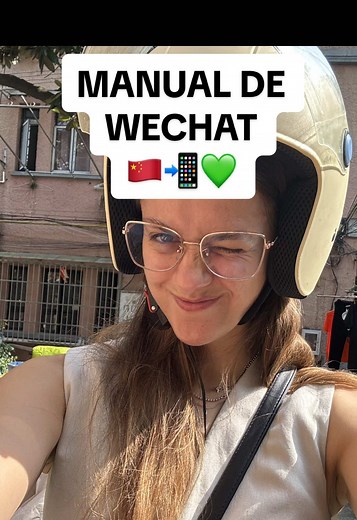 📲 ¿Vas a venir a China? 🇨🇳 ¡Entonces necesitas saber cómo usar WeChat! 💚 Aquí te traigo una guía rápida y práctica sobre cómo sacarle partido a esta app que es mucho más que un WhatsApp chino. 📞☕️Desde comunicarte con tus amigos hasta comprarte un café, escanear cartas en los restaurantes, comprar billetes de tren o avión, o incluso pedir comida… ¡todo desde una sola aplicación! Aunque en mi opinión Alipay es aún más imprescindible, WeChat también es clave para moverse por aquí con facilida