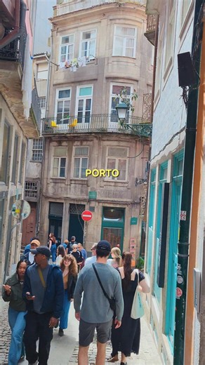 Walking in PORTO PORTUGAL
