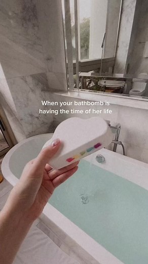 I farted… with a lot of 🌈 🌈 🌈 #rainbowfarts #rainbowbathbomb #bathboom #bathtubsoaking #bathtubchallenge #singapore #random #justforfun