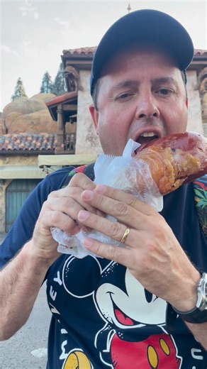Fabiano Freire on Instagram: "coxa defumada de peru do Magic Kingdom é um dos lanches mais famosos da Disney 🍗🏰 Ela é grande, suculenta e bem defumada, com sabor marcante e carne macia que solta fácil do osso. Normalmente é vendida quente, embalada em papel, perfeita para comer enquanto caminha pelo parque. O aroma da defumação chama atenção de longe e virou quase uma “marca registrada” da Disney. Além de matar a fome, virou uma experiência clássica: muita gente compra para tirar foto em frent