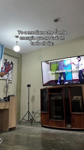 Yo a medianoche con la energía que no usé — baile divertido