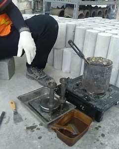 Pembuatan capping pada benda uji kuat tekan beton dibuat dengan belerang, sulfur atau senyawa capping lainnya. Capping dilakukan dalam rangka mempersiapkan spesimen beton silinder untuk pelaksanaan pengujian kuat tekan. Pemberian capping diperlukan untuk memastikan distribusi beban aksial yang merata ke seluruh bidang tekan silinder. #infotekniksipil | Info Teknik Sipil