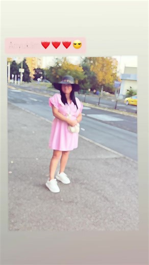 „Drága Anya, ez a születésnap most csendesebb, nehezebb, mert először van Maugli 🕊️❤️nélkül. Tudom, mennyire fáj a hiánya, és ezt a fájdalmat senki nem veheti el. De szeretném, ha éreznéd: nem maradtál egyedül. Itt vagyok én, itt van a menyed, és minden szeretetünk, erőnk és szívünk melletted áll. Amíg élek, számíthatsz rám mindenben. Megvédelek, fogom a kezed a nehéz napokon, és veled örülök a szebbekben. Örökre melletted maradunk – én, a menyed, a lányod és a vejed , az unokáid –, mert te a c