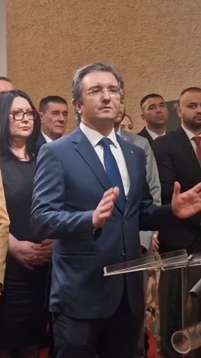 Damir Zobenica sa liste “Aleksandar Vučić – Vojvodina ne sme da stane” obratio se javnosti nakon održane sednice i verifikacije mandata svih 120 poslanika Skupštine AP Vojvodine. Sednica je prekinuta, a biće nastavljena u narednom periodu, kada se očekuje izbor predsednika, potpredsednika i generalnog sekretara Skupštine. Kako je protekla konferencija za medije, pogledajte u videu: #vojvodinauživo #vojvodinavesti #politika | Vojvodina Uživo