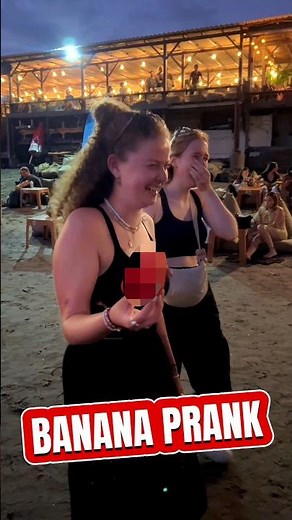 Banana prank at beach restaurant #closeupmagic #bananaprank