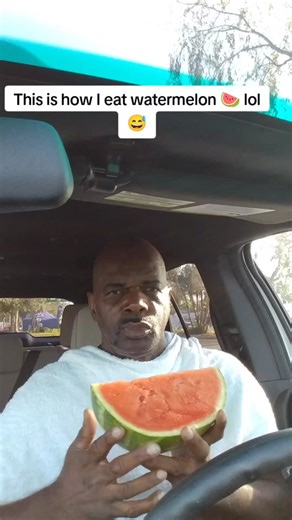 this is how I eat watermelon lol#fyp #goviral #comedy#tiktokcomedy