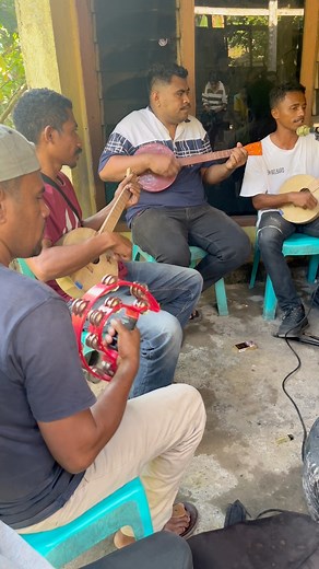 902 reactions · 26 comments | Ketika musik kampung bertemu alunan reggae… jadi resep bahagia  #MusikKampung #ReggaeKampung #LaguReggae #ReggaeIndonesia #MusikSantai #ReggaeVibes #SoundKampung #BassSantai #MusikLokal #ReggaeMaumere @sorotan | Ib Koy | Facebook