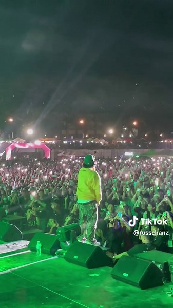 Hev Abi Downtown QC Up Fair 2024 Concert Crowd Live
