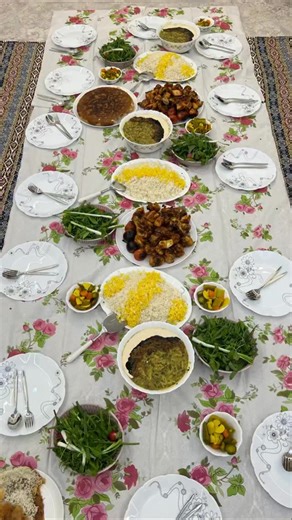 ‎سحرشف👩🏻‍🍳‎ on Instagram‎: "یه ولاگ از مهمانی شب تولد دخترم وشب یلدا براتون گذاشتم این پست دلی رو پذیرا باشید😍 @chef.saharr @chef.saharr میزبان دو تا جاریام ومادرشوهرم وخواهر شوهرم بودم انشالله که همیشه همه به خوشی کنار هم جمع بشن. حال دلشون خوب باشه #روزمرگی #روزمرگیهایم #مهمانی #سفره#کباب"‎