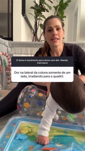 Tati Capoani | Mentora de Instrutores de Pilates on Instagram: "Instrutora, dor de um lado só da lombar irradiando pro quadril? Presta atenção, porque o corpo tá dando sinais claros do que precisa. Muitas vezes, não é só um músculo ou só uma articulação envolvida, mas o conjunto da obra: vértebras com pouca mobilidade, musculatura contraída e uma dificuldade real de acessar o movimento de flexão. É por isso que alongar não basta. Seu aluno precisa se mover com intenção, mobilizar a coluna, contr