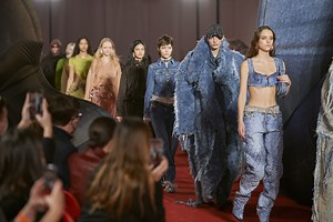 Il denimwear della sfilata Diesel, da Milano nello spazio
