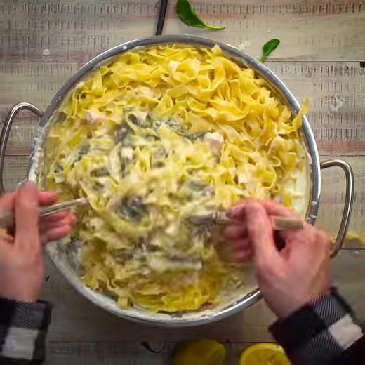 Bandnudeln mit Zitronen-Lachs-Soße und Spinat I Show I FOODBOOM #shorts
