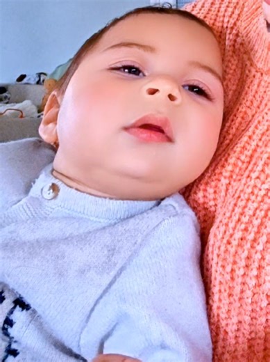 Regardez comme Liham bouge beaucoup mieux sa bouche et sa langue ! Ça ne fonctionne pas encore pour les purées mais pour les médicaments, oui ! #tropcontente #cerebralpalsy #progress #bébé #handicap
