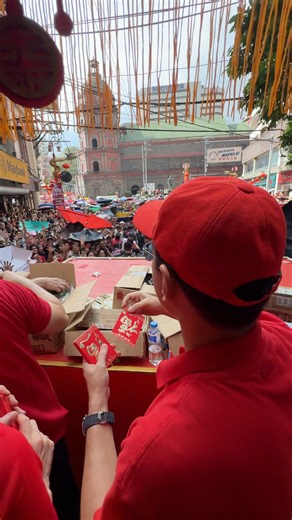 Traditional Ang Pao Giving! 2026 Lunar New Year Grand Parade at Chinatown, Binondo. 🧧🎇 | Isko Moreno Domagoso