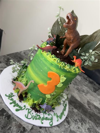 Dinosaur Cake Decorating at Cafe Belly