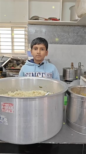 vasudha ladies hostel on Instagram: "Sunday 's Special 👆🍗🍗 #vasudhaladieshostel #trendingreels #vignanuniversity #guntur #vadlamudi"