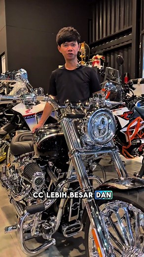 Harley Davidson Breakout 2013 Black Chrome — Kondisi Istimewa Tangan 1