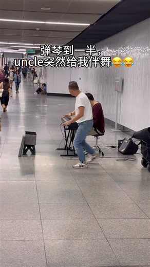 @winsonlovesmusic on Instagram: "上个星期我在弹琴到一半的时候有个uncle走过来跳舞🕺 刚好被在旁边听我弹琴的网友拍到发了给我🤩 一直以来我都很喜欢大家沉浸在音乐感觉🎵 Uncle的快乐也感染到我了🥳我弹琴也弹到好快乐❤️ #mrtbukitbintang #cutemoment #街头钢琴 #reaction #可爱瞬间 #streetpiano #rapidkl"