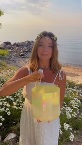 Golden tones among the daisies 🌼✨ I brought my new @soulstar.singing.bowls Golden Lotus crystal bowl, infused with yellow jade, to the lake to play in harmony with the wildflowers and the summer light. This sacred bowl is tuned to the note E — the frequency of the solar plexus — our center of willpower, confidence, and radiant self-worth. I chose E because it’s one of the weaker notes in my voice, and working with it helps strengthen my inner sun and bring energetic balance to my being. 🌞 Toni