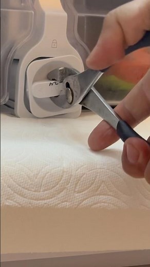 HOW TO REMOVE A STUCK WATER FILTER 💪 #shortsfeed #trending #diy #satisfying #waterfilter #samsung