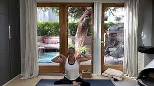 Literally burn off the dross with me in this short but effective twisting exercise 🔥 If you've been in my classes you know this is one of my *absolute* favorite go-to's & it's perfect if you're going through some stickiness in your life & need support to FLUSH IT OUT! It's meant to work with our 3rd chakra, our power center💥Press play (or save this & come back to it later) and follow along with me. Once you finish 1 round, come back to center and repeat 2-3 more times. Notice what you notice �