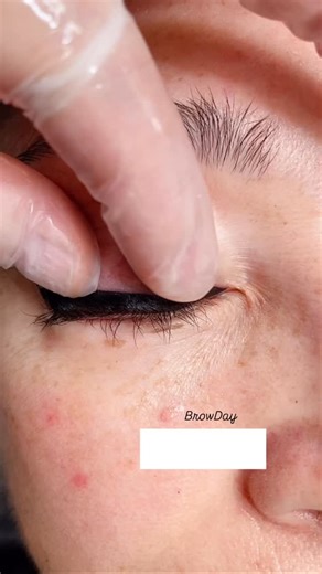 Eyeliner tattoo Master | Trainer 🇺🇸🇰🇷 on Instagram: "1️⃣ Q: Does eyeliner tattoo hurt? A: Most clients are surprised that it’s much more comfortable than they expected! A professional numbing cream is applied before and during the procedure to minimize any pain or discomfort. Many of my clients even say they almost fell asleep during the process. ⸻ 2️⃣ Q: How long does the eyeliner tattoo last? A: It usually lasts 3–5 years, depending on your skin type, lifestyle, and how well you care for i