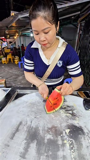 k_table | korean food | EAT KOREA on Instagram: "INSANE Machine-Speed Rolled Ice Cream ASMR 🇻🇳 | World’s Fastest Street Food in Vietnam ⚡ 머신 스피드급 철판 아이스크림 ⚡ 사람 손이 맞긴 한데 속도는 거의 자동화 기계급. 차가운 철판 위에 우유 붓고 → 재료 투입 → 펼치고 → 바로 말아내는 이 흐름이 단 1초도 끊기질 않음. 망설임 0초. 멈춤 0초. 칼이 철판을 긁는 스크래핑 사운드까지 더해져 🎧 ASMR 제대로 살아있는 야시장 디저트. 푸꾸옥에서 밤 되면 여긴 그냥 지나칠 수가 없음. 속도 + 소리 + 비주얼 세 개 다 잡은 스트리트 푸드 퍼포먼스. 📍 베트남 푸꾸옥 즈엉동 야시장 (Duong Dong Night Market) 🌙 밤 방문 필수 #foodie #streetfood"