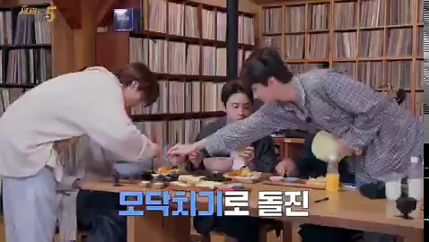 คนที่เลี้ยงน้องๆเก่งที่สุด🤣 จงอิน: พี่กินขนมปังไม่ได้ดิ้ชานยอล: แล้วนายอยากกินอาหารพวกนี้ไหมจงอิน: อยากครับชานยอล: งั้นอยู่เงียบๆเซฮุน: พี่ๆรีบทานเลยค้าบ~ชานยอล: อยากกินไรจงอิน: ต๊อกบกกีเซฮุน: คิมบับชานยอล: เต้น love shot ระหว่างเดินมาจงอิน&เซฮุน: 🕺ชานยอล: เค กินเลย