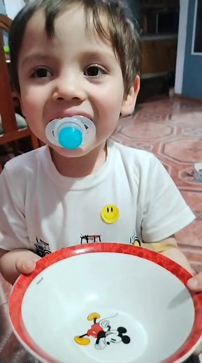 Feliz con su regalo Caro C. Salas | Maria Constanza Muñoz