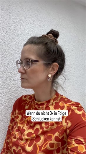 Dr. Sophia Scheitza 🫧 Dentosophie Bodensee Oberschwaben on Instagram: "✅ 3x Schlucken- und dein Nervensystem zeigt dir die Wahrheit. Viele unterschätzen, wie eng der Vagusnerv mit unserem Schluckreflex verbunden ist. Wenn du dreimal nacheinander schluckst und merkst, dass es: ❗️stockt ❗️unangenehm zieht ❗️sich eng anfühlt ... dann kann das ein Zeichen eines überlasteten parasympathischen Systems sein. 🔎 Warum Schlucken deinen Stress anzeigt Der Vagusnerv steuert: 🫧 Muskelspannung im Rachen 🫧