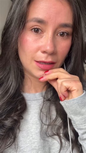 Cindy.Nutri.Biomecánica on Instagram: "❌ Error común en esta máquina de extensión de rodilla Creer que la dificultad se determina únicamente por el ángulo entre la palanca móvil y la banda elástica. 👉 En máquinas con polea y cable, ese ángulo no es el criterio principal para determinar la demanda mecánica del ejercicio. ⸻ ✔️ ¿Dónde se analiza el brazo de momento externo (BME)? El BME se analiza: • Respecto al eje real de rotación de la máquina (polea) • Y a la línea de acción del cable ❌ No ent