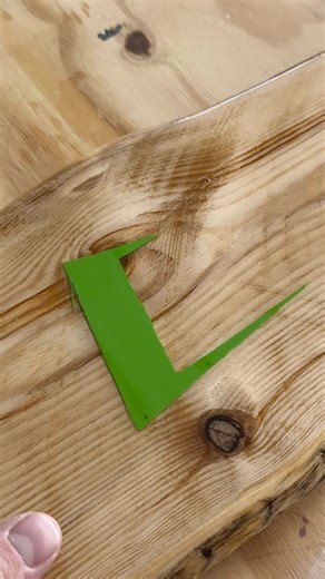 Epoxywinkel.nl on Instagram: "Van plankje naar eyecatcher ✨ Logo uitfrezen, epoxy kleuren, gieten, schuren en afwerken tot een strak eindresultaat. Met een beetje geduld en een mooie hars krijg je dit soort details gewoon met de hand voor elkaar. 💚 #epoxy #resin #resinart #diy #ryobi Gemaakt met tools van: @ryobitoolsnederland"