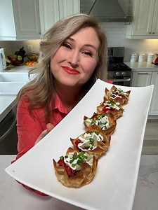 546K views · 6K reactions | It’s Taco Tuesday  You gotta try Taco Cups Wonton Wraps (so light and easy) Cheddar Cheese 燎 1 lbs. Ground Beef will do Salt and Pepper Taco Seasoning In the oven at 400° for 10 min Add toppings of choice I used.. Tomatoes  Lettuce 塞 Sour Cream Green Onions I promise everyone will love them! #tacotuesday #tacos #easyrecipes | Jennifer Valentyne | Facebook