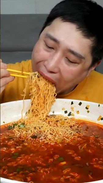 Spicy FIRE Noodles 🔥🍜🌶️😱 ASMR MUKBANG