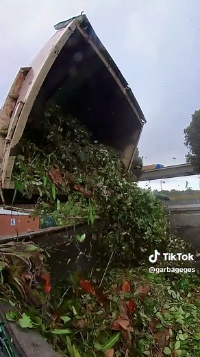 Gestión de residuos con camiones de carga frontal