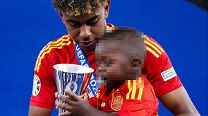 La imagen más tierna de la Eurocopa 2024: Lamine Yamal y su hermano Keyne con el premio a mejor jugador joven