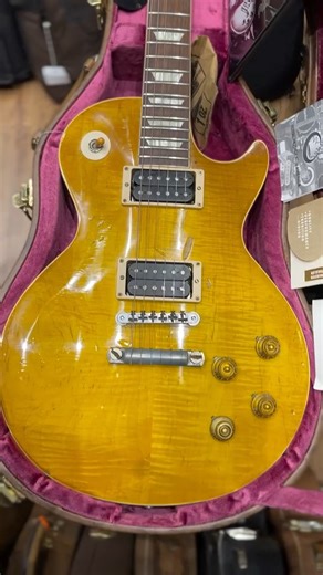 Schmitt Guitars on Instagram: "Gibson Custom Shop Duane Allman 1959 Les Paul Standard Tom Murphy Aged 132 of 150 Uma das guitarras mais importantes já fabricadas pela Gibson. Com somente 150 unidades produzidas, a Duane Allman representa o que há de melhor em sua construção. Toda original, em excelentíssimo estado. Envelhecida pelo próprio Tom Murphy, essa Les Paul é uma peça de colecionador e está no mais alto padrão de guitarras que a Gibson produz! Instrumento acompanha todas as tags, certifi