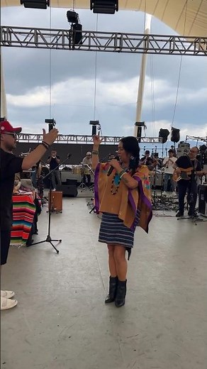 Lila Downs ensayando ‘Mezcalito’ en el Auditorio #Guelaguetza 🎤🎶💃🏽 | #oaxaca #frankcoronado