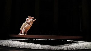 What message do you understand ? La Mécanique de l’histoire de Compagnie Yoann Bourgeois Dans le cadred d'une exposition vivante au Panthéon en 2017, Yoann Bourgeois propose de réveiller la mémoire des grands hommes honorés par la République. La pièce se nomme "Équilibre". Elle montre un couple qui tente de se rejoindre, sur un grand plancher oscillant dangereusement sur un pivot central : Estelle Clément-Béalem et Raphaël Defour y parviendront en se coordonnant. N’en est-il pas ainsi de la cond