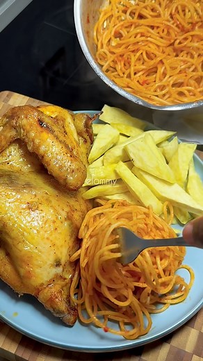 Elommy on Instagram: "👨🏽‍🍳💥INFIRMIER EN CUISINE💥 La vidéo complète avec tous les détails et techniques est dispo sur ma chaîne YouTube : ELOMMY 🎥✨ Aujourd’hui, pour ma dégustation sauvage, j’ai dû enfiler… la blouse d’infirmier ! 🩺 Pas d’inquiétude : maman était infirmière, donc j’avais les codes. Même le petit massage du doigt après la piqûre pour faire passer la douleur… je gère ça comme un pro 🤣 Résultat ? Un poulet plein de saveurs, qui s’accorde à merveille avec mes frites d’igname 
