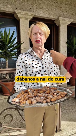 ✨ Este domingo estivemos na Illa de Arousa para coñecer o Día de Pedir ou Día dos Defuntiños! Aquí non queremos truco ou trato, pedimos os defuntiños! ✨ 👻Nesta época de defuntos, concretamente o 2 de novembro, os cativos da Illa saen a pedir polas rúas baixo a frase: ➡️ “unha limosniña polos defuntiños que van alá” Agora dan caramelos e larpeiradas varias, pero antes o habitual era recibir espigas, cornechos de pan🫚 patacas, castañas🌰 etc. Sempre que rezaras antes un Pai Noso, claro! 🙏 Hoxe 