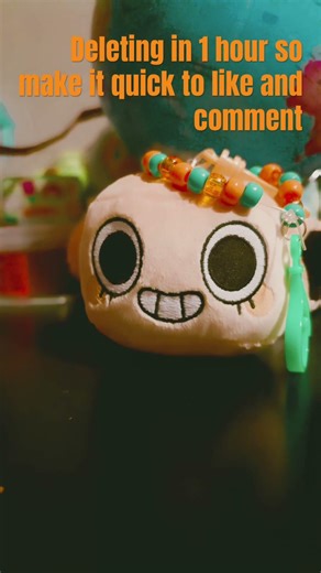 Gourdy on Shelly’s head oh….its just a key chain…