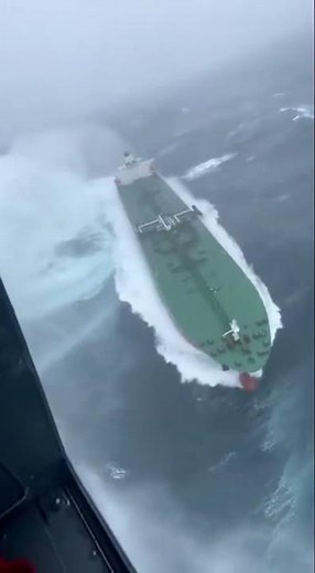 ULCC Cargo Ship vs Monster Waves - Who Wins? #maritime #extreme #waves