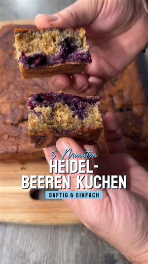 Heidelbeerkuchen – saftig & einfach in 5 Minuten angerührt 😍💙 Olivenöl, Orange, Zimt… dieser Mix macht ihn brutal aromatisch. Wer würde da jetzt ein Stück klauen? 👇🏻 Folge mir, um immer up to date zu sein. Zutaten * 450 g Weizenmehl * 5 Eier * 600 g Heidelbeeren * 300 g Zucker * 150 g Olivenöl * 230 g Orangensaft * 1 TL Natron * 2 TL Backpulver * 2 Päckchen Vanillezucker * 1 TL Zimt * Puderzucker zum Bestäuben Zubereitung 1. Backofen auf 180°C Ober-/Unterhitze vorheizen. 2. Teig vorbereiten: