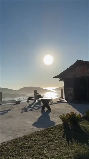 Pousada TantoMar on Instagram: "Hospedar-se aqui é viver Arraial do Cabo de um jeito especial. No alto do Pontal do Atalaia, a pousada une localização privilegiada, paz absoluta e uma vista que impressiona em qualquer hora do dia. Os quartos são aconchegantes, bem cuidados e ideais para descansar após um dia de praia. Pela manhã, o café da manhã é servido com calma, cercado por um cenário que convida a desacelerar e simplesmente aproveitar o momento. 📍 Rua de Castro Neto, R. Pontal do Atalaia, 