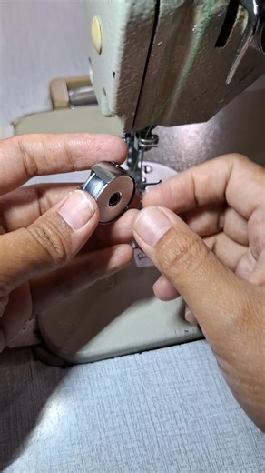 RinnySulis on Instagram: "changing the bobbin thread #sewing #tips #tutorials #beginner #beginnersewing"