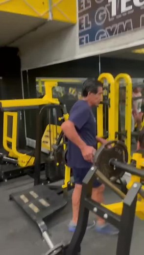 Ejecución Perfecta de Hack Squat Inclinado