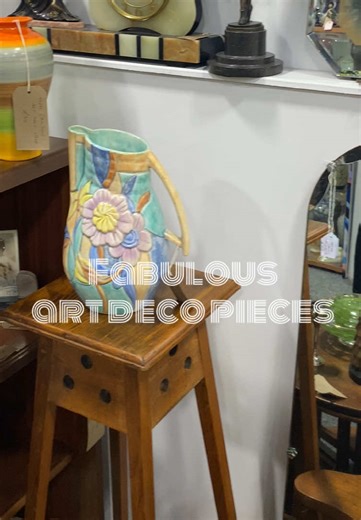 We lovvve Art Deco pieces! Art Deco is one of the most iconic styles from the 1920-30s that will surely bring a unique touch to your home! 🎩✨Bring home some Great Gatsby glam and you’ll be the “cat’s meow!” #artdeco #glasgowslargest #vintage #1920s #antiques