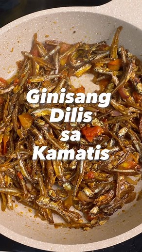 Ginisang Dilis sa Kamatis 🍅🍅 Simple, Mabilis at swak sa budget INGREDIENTS: -1/4 kg dilis (dried anchovies) -4 kamatis (tomatoes) -1 sibuyas (onions) -bawang (garlic) -2 tbsp oil -1/4 tsp salt -Magic Sarap -1/4 tsp paminta (black pepper) DIRECTIONS: 1. Iprito ang dilis, itabi 2. Igisa ang sibuyas, bawang at kamatis, haluin hanggang maluto 3. Idagdag ang dilis, haluin, ilagay ang mga seasoning 4. Lutuin hanggang mahalo ang mga sangkap. Happy eating! #LutoniMary #recipesPH #ulampinoy | Luto Ni M